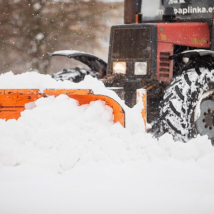 60 minučių. Dėl snygio ir pustymo eismo sąlygos išlieka labai sudėtingos