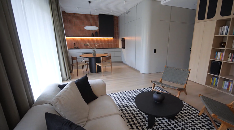 Eiliniame daugiabučio bute sukūrė išskirtinį interjerą: pagrindinis akcentas – ypatinga spinta