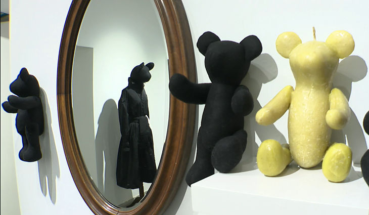 Prisiminimus atkurianti tekstilės paroda „Nigra Sum“: eksponatais virto autorės asmeniniai daiktai