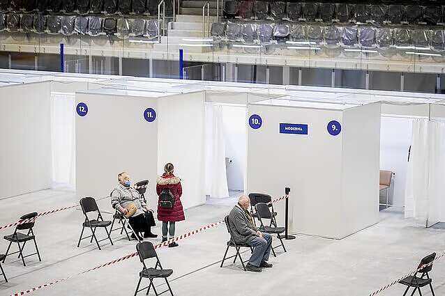 Dėl sumažėjusių srautų uždaromas vakcinavimo centras Kauno Ledo rūmuose, darbą pratęs gydymo įstaigos