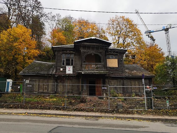 Medinis namas Užupyje prieš restauraciją