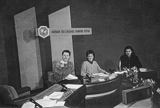 Studijoje iš kairės: Juras Jankevičius, Eglė Bučelytė, Danguolė Rokuižienė. Kaunas. 1991 m. sausio 14 d. 