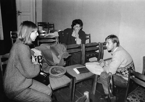 1991 m. dirbti teko ir tokiomis sąlygomis. Iš kairės Birutė Šnarienė, Dalia Kutraitė ir Artūras Baublys.