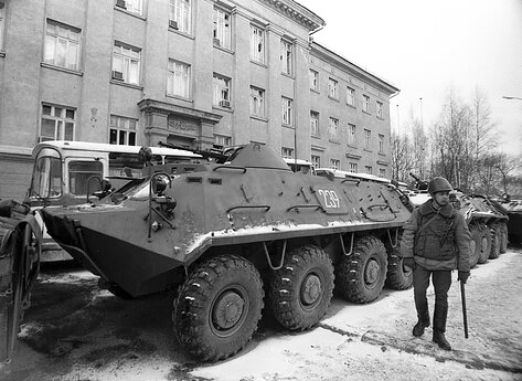 Prie LRT pastato S. Konarskio gatvėje. 1991 m. sausio 13-osios rytas.