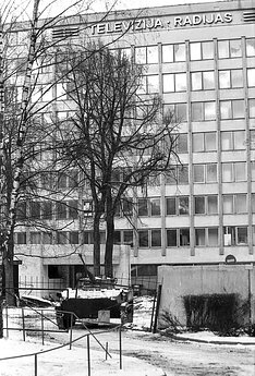 Prie LRT pastato S. Konarskio gatvėje. 1991 m. sausio 13-osios rytas.