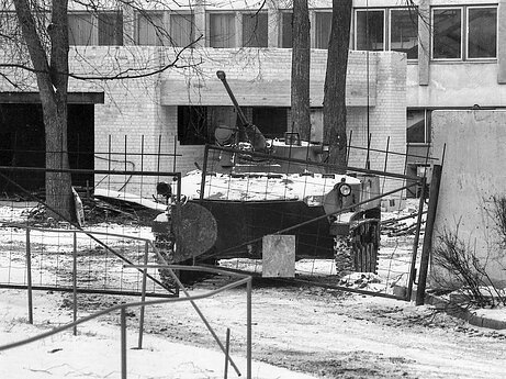 Prie LRT pastato S. Konarskio gatvėje. 1991 m. sausio 13-osios rytas.