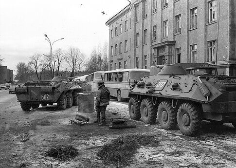Prie LRT pastato S. Konarskio gatvėje. 1991 m. sausio 13-osios rytas.