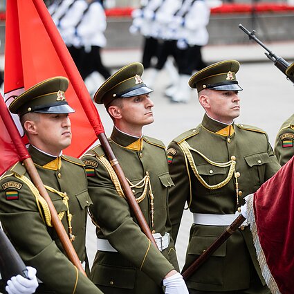 Lietuvos diena. Auga pasitikėjimas kariuomene, kario profesija, NATO