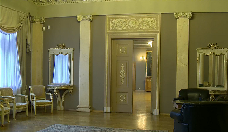 Tarpukario Kauno ponai laikė pinigus, o ponios nuo kandžių saugojo savo kailinius: ekskursija po Lietuvos banko rūmus Kaune