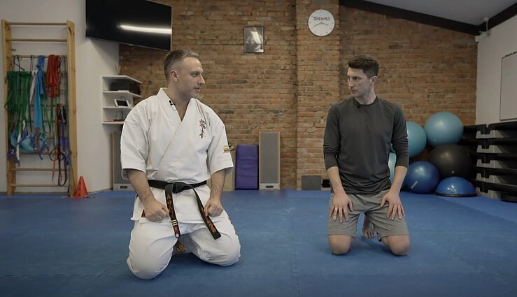 Į sveikatą! Snieguotas pasivaikščiojimas basomis ir „Kyokushin“ karatė treniruotė su Artūru Samuliu