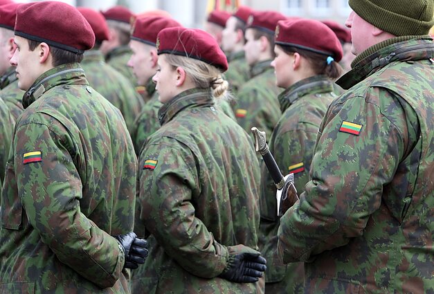 Šiuo metu karo tarnybą merginos gali atlikti savanoriškai Šiuo metu karo tarnybą merginos gali atlikti savanoriškai