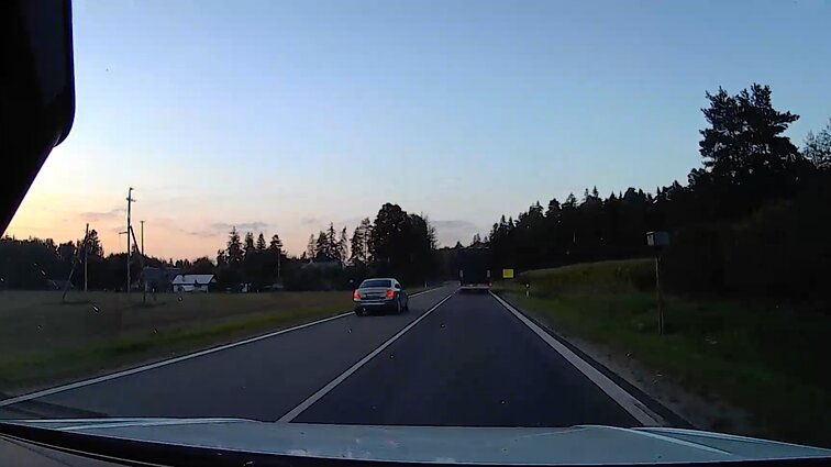 Vairuotojai užfiksavo, kaip pareigūnas kirto ištisinę liniją, tačiau apie tai pranešus policijai iškart nubaustas nebuvo