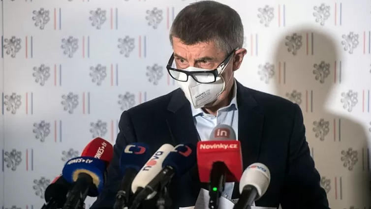 Из-за подозрений о причастности к взрыву Чепиги и Мишкина президент Чехии Андрей Бабиш объявил о высылке 18 российских дипломатов. Москва в ответ выслала 20 чешских Из-за подозрений о причастности к взрыву Чепиги и Мишкина президент Чехии Андрей Бабиш объявил о высылке 18 российских дипломатов. Москва в ответ выслала 20 чешских