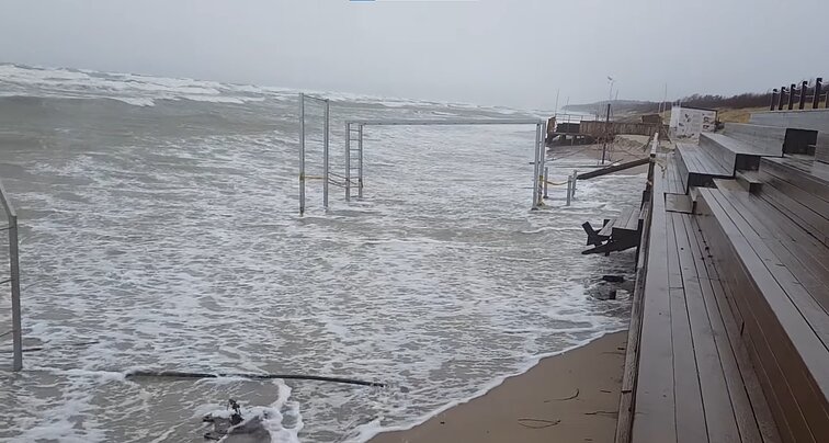Baltijos jūros bangos apsėmė Klaipėdos paplūdimius