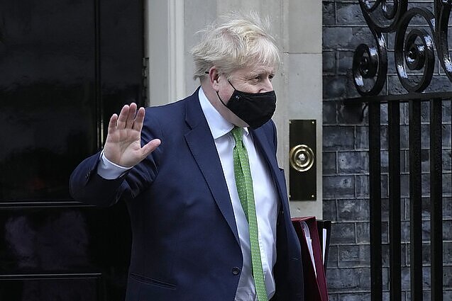 Karantino vakarėlių išbandymas trauktis nenorinčiam Borisui Johnsonui: augantis pyktis gali virsti partijos sukilimu