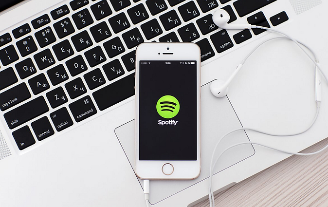 Po susirūpinimo dėl COVID-19 dezinformacijos „Spotify“ – naujos taisyklės kūrėjams: žymės turinį ir siūlys patikimą informaciją