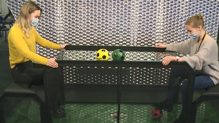 Biure klaipėdietis įrengė neįprastą stalo futbolą, žaidžiamą kojomis: pasiūlymą turi ir Seimui