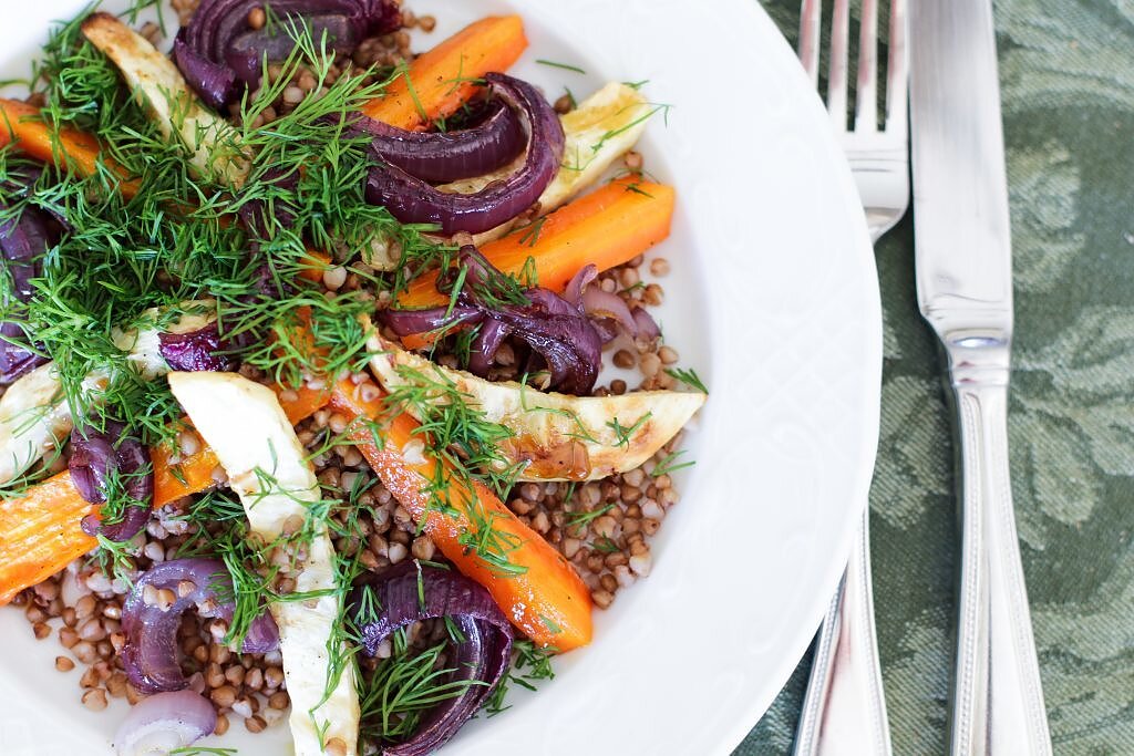 Orkaitėje keptos daržovės su grikiais