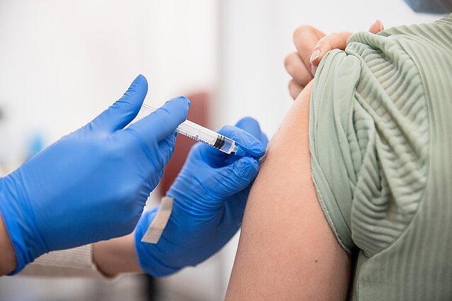 Mąžtant skiepijimo tempams, naujos skatinimo priemonės gydymo įstaigoms: užsiregistravę skiepui dažnai persigalvoja