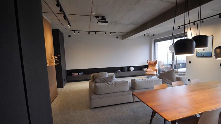 Ratu apeinamas butas, kuriame slypi ir dalis Venecijos meno bienalės: svetainės erdvė siejasi su sodu ant stogo