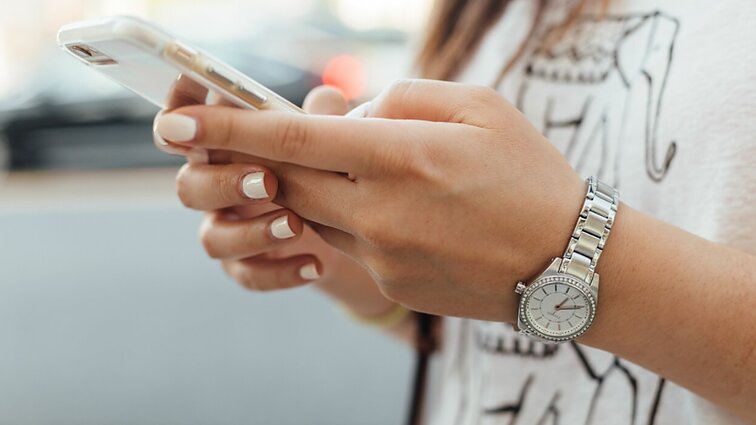 Panorama. Seimo narys svarsto, ar pasiūlyti mokyklose uždrausti mobiliuosius telefonus (su vertimu į gestų k.)