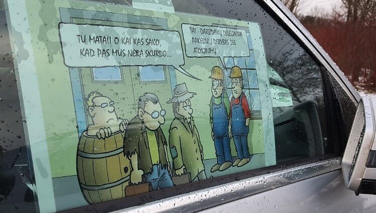 Žinios. Prie įvažiavimo į azoto trąšų gamyklos „Achema“ teritoriją – dalies streiką palaikančių darbuotojų automobiliai