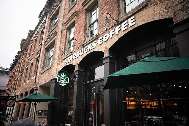 „Starbucks“ darbuotojai kovoja už profsąjungą: įmonė susiduria su iššūkiu prekės ženklo progresyvumui