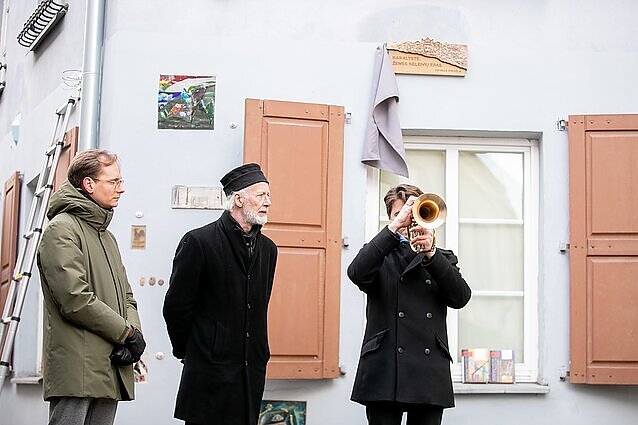 Žinios. Sostinės Literatų gatvėje atidengtas bareljefas, dedikuotas lietuvių tautos epui „Karalystė“