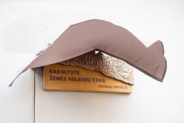 Literatų gatvėje – naujas bareljefas, skirtas rašytojo Petro Dirgėlos epui „Karalystė“