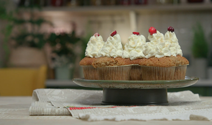 Vietoj vieno deserto – daug nedidelių: medaus torto įkvėpti keksiukai