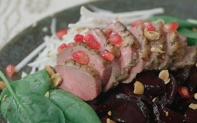 Paprastai, bet šventiškai: antienos salotos su rope ir burokėliais