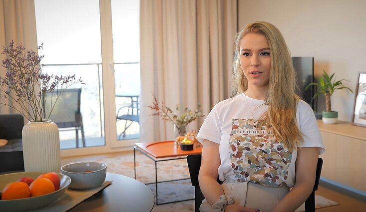 Tarp Rokiškio, Vilniaus ir Londono, šešios pakeistos mokyklos. Viktorija išmoko prisitaikyti prie aplinkybių, tačiau laiminga pasijuto tik grįžusi į tėvynę