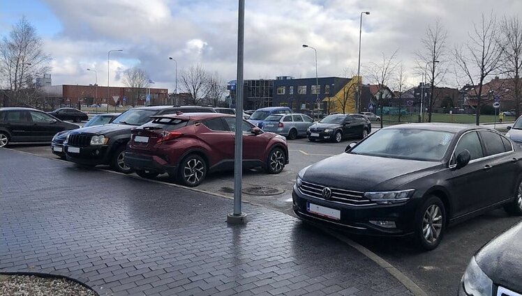 Žinios. Klaipėdoje išplėtus mokamą automobilių stovėjimo zoną, gyventojai piktinasi mokantys du kartus