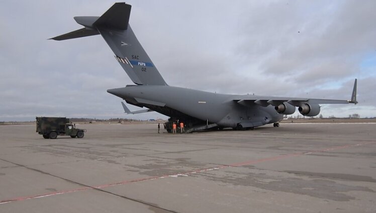 Žinios. Į Kijevą nugabenta Lietuvos karinė parama – priešlėktuvinių raketų sistemos „Stinger“