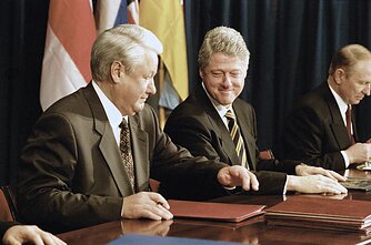 Billas Clintonas, Borisas Jelcinas, Leonidas Kučma ir Johnas Majoras 1994 m. Budapešte pasirašo Branduolinių ginklų neplatinimo sutartį