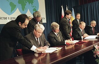 Billas Clintonas, Borisas Jelcinas, Leonidas Kučma ir Johnas Majoras 1994 m. Budapešte pasirašo Branduolinių ginklų neplatinimo sutartį