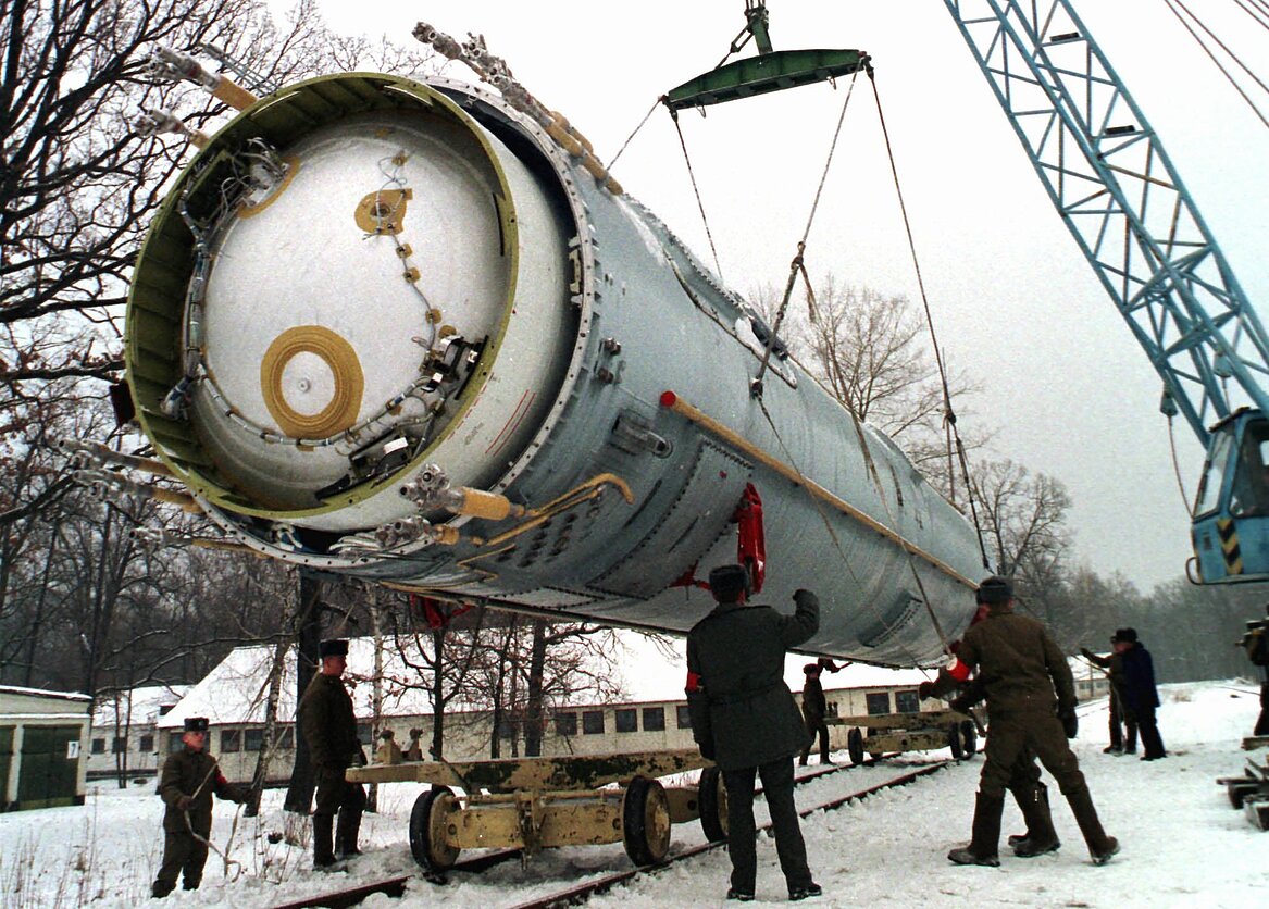 Ukrainos didžiausioje buvusioje Sovietų raketų karinėje bazėje Valenčuke kariai rengiasi sunaikinti SS-19 balistinę raketą (1997 m. gruodžio 24 d.)