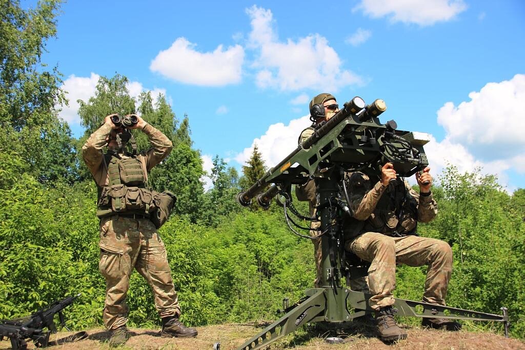 Lietuvos kariai išvyksta į Ukrainą apmokyti naudotis raketų sistemomis „Stinger“ Lietuvos kariai išvyksta į Ukrainą apmokyti naudotis raketų sistemomis „Stinger“