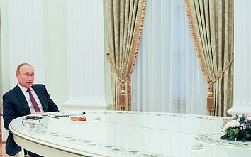 V. Putinas ir O. Scholzas derybų metu Maskvoje