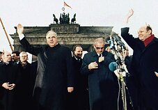West German Chancellor Helmut Kohl and East German Premier Hans Modrow by the Berlin Wall in 1989