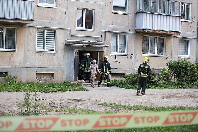 Nerimauja, kad ir vėl teks evakuotis: 60 tūkst. eurų už naują drenažą sumokėję daugiabučio gyventojai fiksuoja per sienas bėgantį vandenį