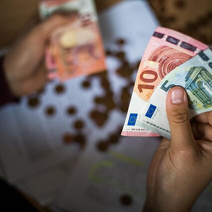 Radijo byla. Kaip veikia europinis skolininkų sąskaitų blokavimas? Apie migrantų teisinį statusą