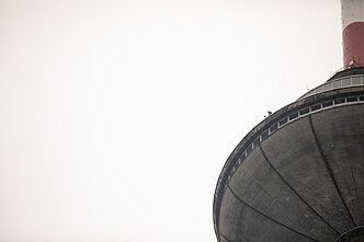 Į Vilniaus televizijos bokštą iškelta didžiausia trispalvė