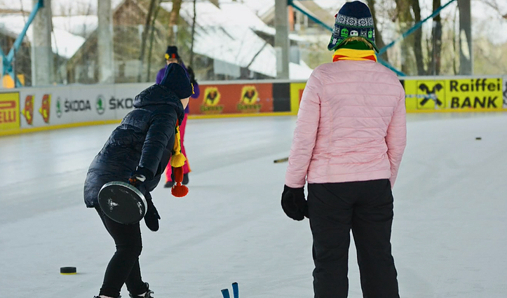 Tinka ir vaikams, ir senjorams: Lietuvoje daugėja aisštoko entuziastų, o Rokiškyje – nemokamos sporto šakos treniruotės