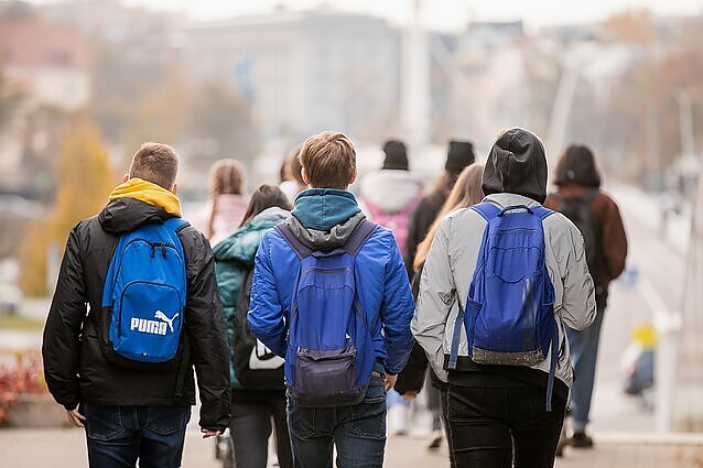 Žinios. Mokyklų vadovai siūlo peržiūrėti pandemijos valdymą – atsisakyti kaukių pradinukams, nebereguliuoti srautų