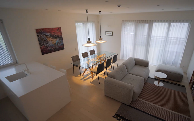 Interjeras, sukuriantis atostogų jausmą: svarbiausiu namų akcentu tapo neįprastas stalas