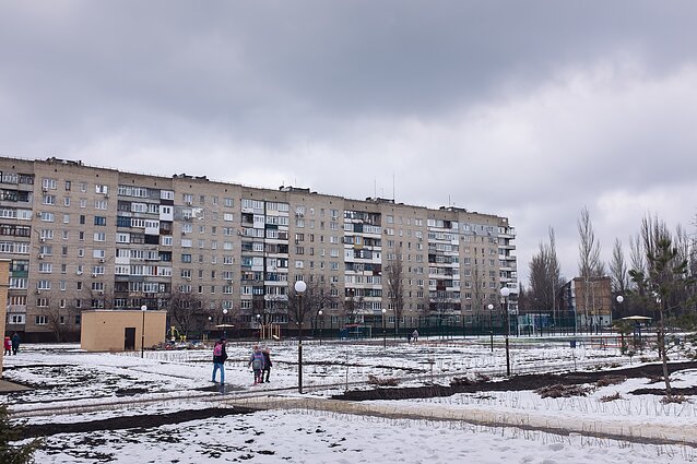 Lietuvos lėšomis pastatytas sporto kompleksas prie mokyklos. „Stovėjau prie lango ir kalbėjau telefonu. Tolėliau buvo girdėti apšaudymas, o arčiau – vaikų balsai“, – prisimena Vladimiras Luhanskis, 2-osios mokyklos socialinis darbuotojas. Kitame telefono gale esančiam žmogui buvo sunku suprasti tokį kontrastą, sako V. Luhanskis. Lietuvos lėšomis pastatytas sporto kompleksas prie mokyklos. „Stovėjau prie lango ir kalbėjau telefonu. Tolėliau buvo girdėti apšaudymas, o arčiau – vaikų balsai“, – prisimena Vladimiras Luhanskis, 2-osios mokyklos socialinis darbuotojas. Kitame telefono gale esančiam žmogui buvo sunku suprasti tokį kontrastą, sako V. Luhanskis.
