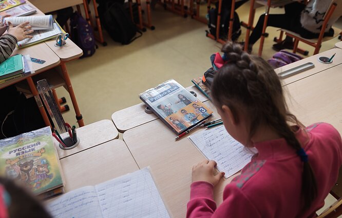 Mokykloje Nr. 2 vaikai mokosi rusų kalbos kaip antrosios. Tariama rusakalbių ir etninių rusų diskriminacija tebėra Kremliaus propagandos pagrindas. Mokykloje Nr. 2 vaikai mokosi rusų kalbos kaip antrosios. Tariama rusakalbių ir etninių rusų diskriminacija tebėra Kremliaus propagandos pagrindas.