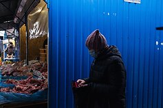 Prasidėjus karui, šis turgus buvo viena pirmųjų nukentėjusių vietų. Dabar Avdijivkos gyventojų ir karių kasdieninė rutina persipina abiem grupėms žmonių apsiperkant tose pačiose parduotuvėse ir turguje. Prasidėjus karui, šis turgus buvo viena pirmųjų nukentėjusių vietų. Dabar Avdijivkos gyventojų ir karių kasdieninė rutina persipina abiem grupėms žmonių apsiperkant tose pačiose parduotuvėse ir turguje.