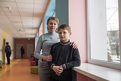 Kaip ir dauguma kitų šeimų, Marina Kučeruk ir jos sūnus Vladas buvo priversti grįžti dėl finansinių priežasčių. Karo pradžia paveikė ir ją pačią – net telefono skambutis priverčia ją pašokti. „Kažkas kažkur pradeda šaudyti, ir tu iš karto pradedi klausytis – kur, kuria kryptimi“, – priduria Kučeruk. Kaip ir dauguma kitų šeimų, Marina Kučeruk ir jos sūnus Vladas buvo priversti grįžti dėl finansinių priežasčių. Karo pradžia paveikė ir ją pačią – net telefono skambutis priverčia ją pašokti. „Kažkas kažkur pradeda šaudyti, ir tu iš karto pradedi klausytis – kur, kuria kryptimi“, – priduria Kučeruk.